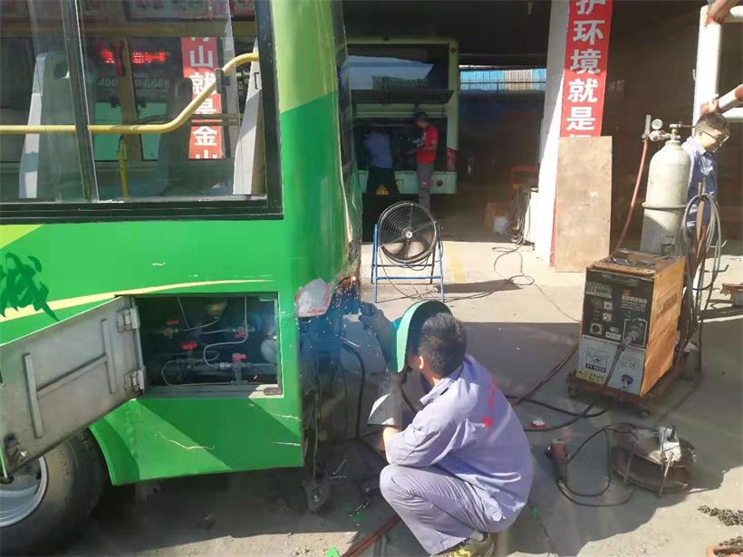 鈑金工，修復(fù)車(chē)身.jpg