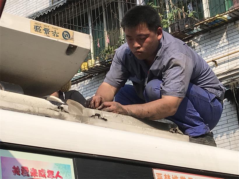 電工，檢修車(chē)輛空調(diào).jpg